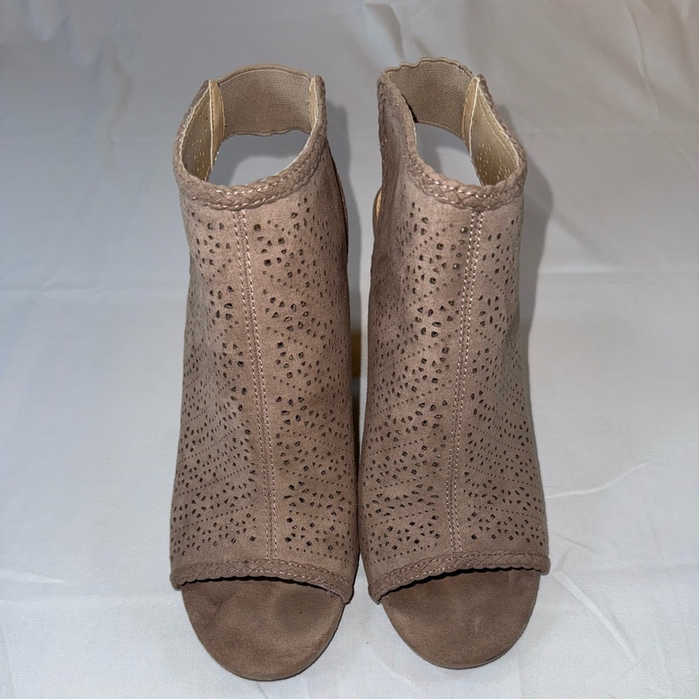 LC Lauren Conrad Women’s Peep Toe Hazelnut Taupe Booties ~ Size 9
